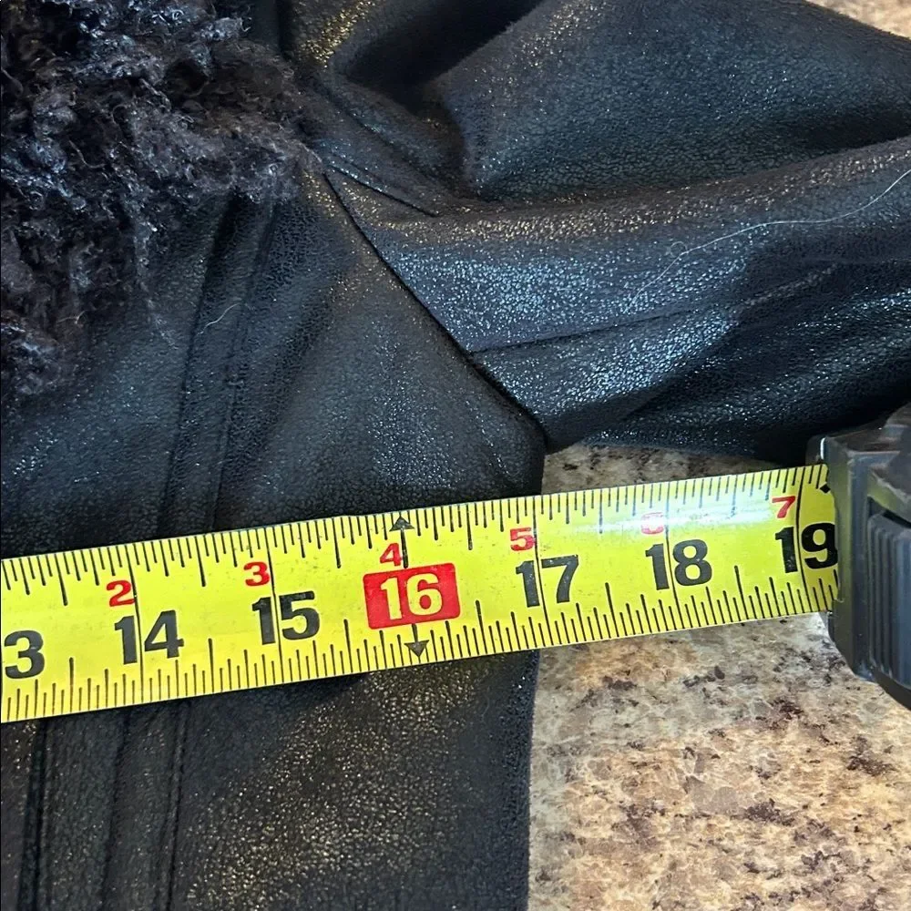 Forever 21 Black Faux suede crop Jacket with Faux Fur side zip size s/p. CJ